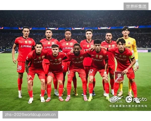 卫冕冠军上海海港跌入谷底，球队换血阵痛与战术失衡问题凸显。